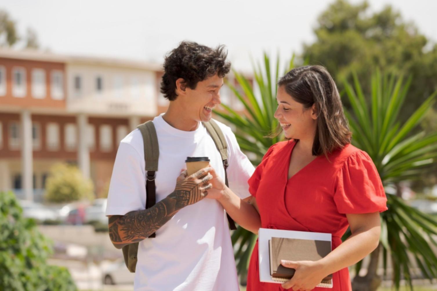 Grupo de personas colaborando en sesión de aprendizaje financiero